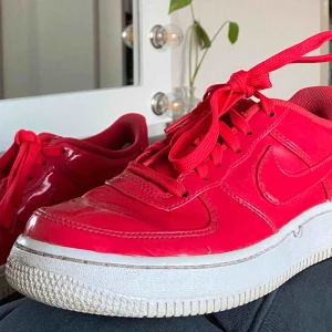  - Jättesnygga röd/rosa Nike air force 1 i bra skick, säljer då jag inte längre får användning av dom. Skriv för fler bilder :) fraktkostnad står köparen för,72kr
