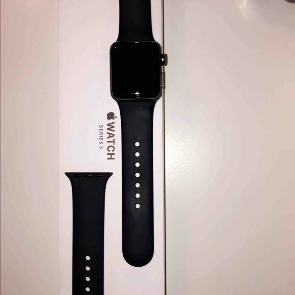 Apple Watch, series 3 Aluminiumboett i rymdgrått med sportband i svart (GPS).  Boettstorlek: 38mm NYPRIS: 2 495 kr  Klockan är äkta! Använd två gånger, så gott som ny. Fick den i present, men har inte kommit till användning. Använd VARSAMT, inga skador. . Accessoarer.