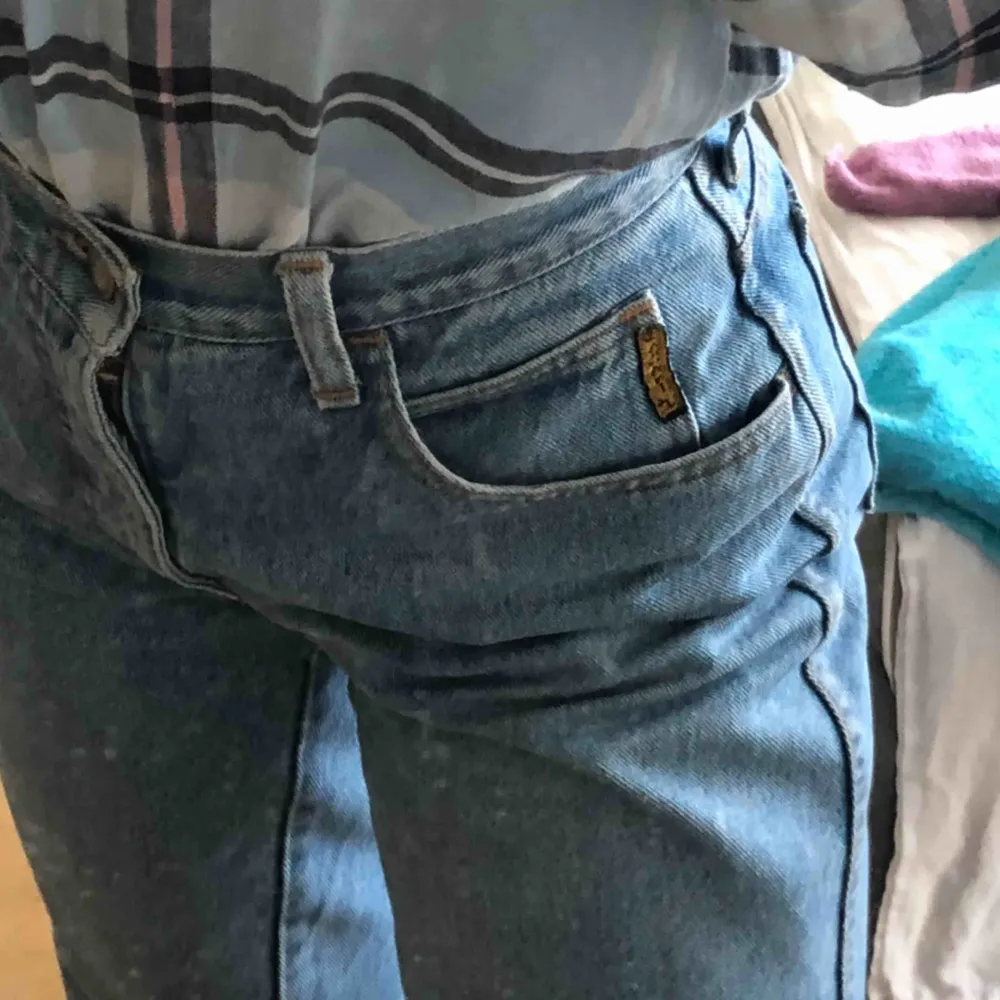 Supersnygga retro armani jeans. Toppskick i storlek 29, dock är det i italiensk storlek och motsvarar ~27. De är äkta men dock retro och därav det billiga priset😋. Jeans & Byxor.