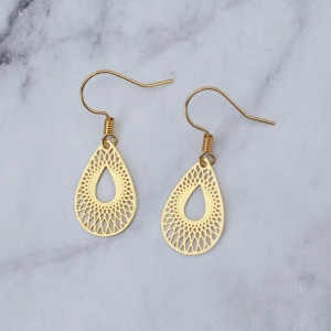 Unika örhängen  - Fina guldfärgade örhängen med mönstrad droppe. Finns även som silverfärgade. Nickelfria. Obs! De är inte orangea som på bilden, Photoshop ändrar färgerna för mig 🙃 11:- i frakt, fri frakt vid köp över 100:-.