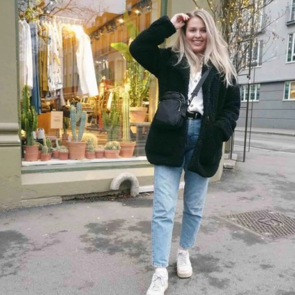 Super snygg varm oversized pälsjacka från Monki! 😍 Storlek M, men passar mig som vanligtvis har 36/S i jackor. Använt sparsamt, så jackan är i super fint skick. Säljer pga jag har en ny jacka. Nypris 700kr.  Kan mötas upp i Lund ☺️. Jackor.