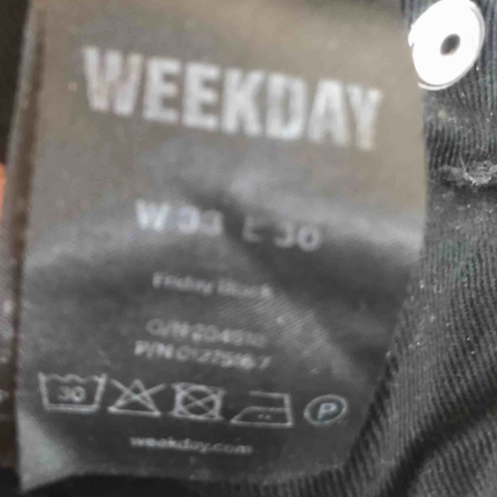 Svarta ”Friday” jeans från weekday. strl 33x30, kan skickas. Jeans & Byxor.