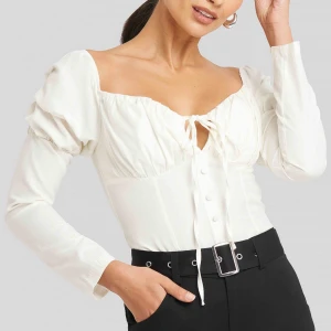  - Ruffle cup blus från AFJ X NAKD i storlek 36/S. Slutsåld på hemsidan!   Prislapp kvar, helt ny! Bud ligger just nu på 340. Frakt betalas av köparen.