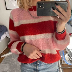  - Stickad randig tröja som är jättefin men kommer inte till användning. Köpt i somras, perfekt till temafester eller bara i skolan! Köparen står för frakten