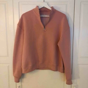  - Rosa oversized tröja i storlek M köpt från Pull&Bear. Använd endast 1 gång. Nyskick. 