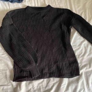  - Svart skickad tröja med ballongärmar från Na-KD. Använd ett fåtal gånger. Vid frakt står köparen för fraktkostnaden.