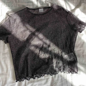  - Glittrig mesh topp från Gina Tricot, använd ett fåtal gånger. Vid frakt står köparen för fraktkostnaden.