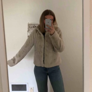  - En supermysig jacka från only, passar nu till våren, lite tjockare men inte för tjock! Vitare i verkligheten än på bilderna, dock en liten fläck på vänsterficka men tror det går att tvätta bort (ej testat)😁  Betalning via Swish, köparen står för frakten.