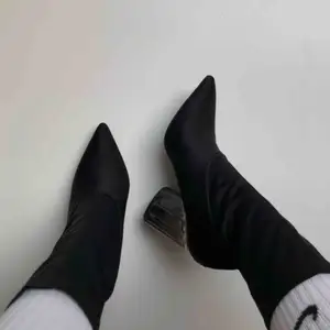 Sock boots med svarta perspex heels storlek 40 från ego.co.uk. Knappt använda. Klack ca 10,5 cm. Kan skickas eller mötas upp i Stockholm