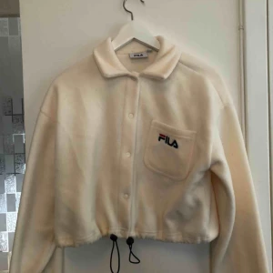  - Jättemysig tröja från fila med krage. Använd 1 gång. Köparen står för frakten. 