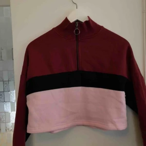  - Tröja med dragkedja. Helt oanvänd. Köparen står för frakten. 