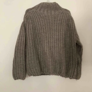  - Gosig stickad tröja från Kylie och Kendalls kollektion för Pacsun för några år sedan! Köpt i Philadelphia och är mkt snålt använd. Är oversized så passar alla mellan xs-m