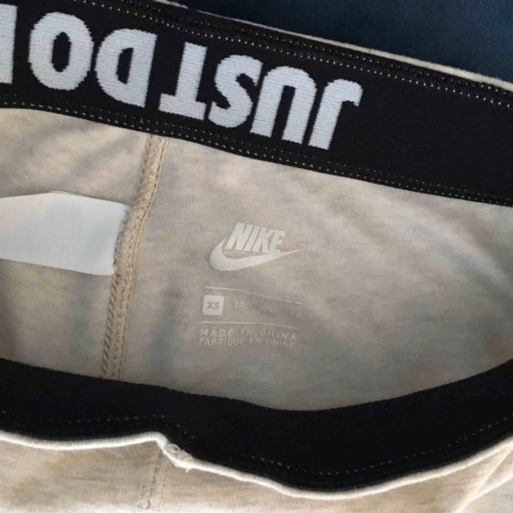Beiga tights från Nike av kategorin Nike Air. Storlek XS (passar även S) Gjort av bomull, polyester och elastan Oanvända!!. Jeans & Byxor.