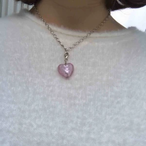  - Gulligaste halsbandet i perfekta längden. Finns två berlocker, den rosa och den blå (se bild 3), vi kan diskutera priset vid köp av två (100kr för en+kedjan). Berlockerna är gjorda i glas. Skicka vid frågor 💕💕