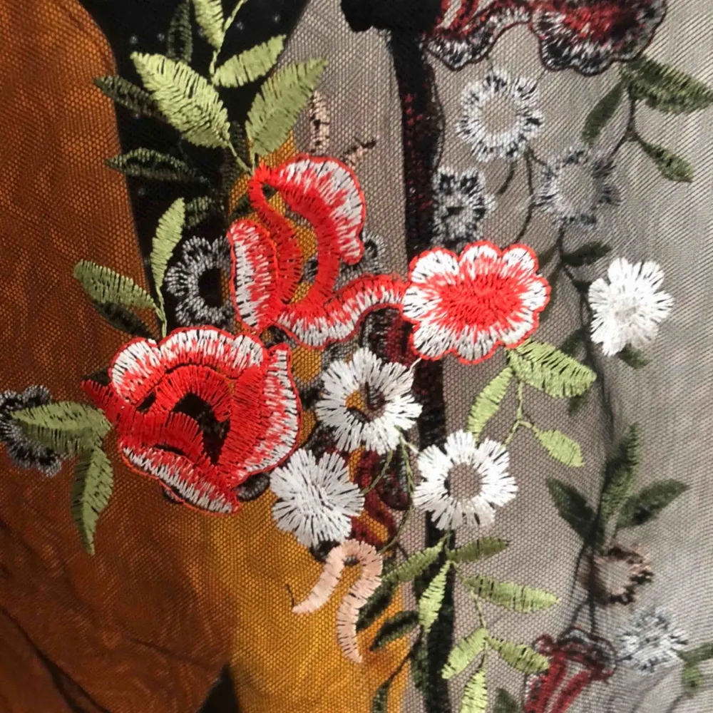 Jättefin mesh top med broderade blommor, köpt från carlings några år sedan men har aldrig använt den. Köparen står för frakt. Blusar.
