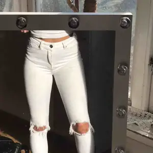 Vita jeans i storlek S. Knappt använda riktigt gott skick. Passar fint i längden på mig som är 165💘Kan mötas upp i uppsala annars tillkommer fraktkostnad ca 60kr🦋 