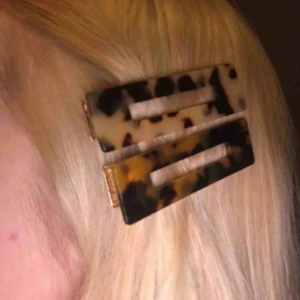  - Fina spännen med fint mönster och guld. En för 20kr eller båda för 30kr!☺️🤍