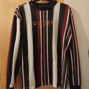 GUESS långärmad t-shirt strl S - Säljer min Guess "Ashton stripe"  långärmade t-shirt. Cool 90's look med vertikala ränder. Storleken är Small (herr). Snygg på såväl tjejer som killar. Använt några gånger men i väldigt gott skick, inga hål, fläckar eller liknande. *fri frakt 