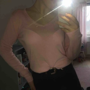  - Mycket skön tröja från Gant i härlig rosa färg🌸 Blandat ylle och bomull så även om den är tunn håller du dig varm. 