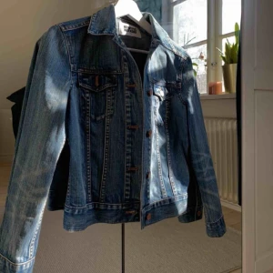  - Skit snygg jeansjacka från Weekday. Använd fåtal gånger så i väldigt bra skick. 💞 frakt tillkommer 