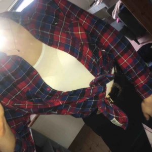  - Sparsamt använd skjorta som funkar lika bra själv som en snygg accessoar. 100% bomull❤️ 