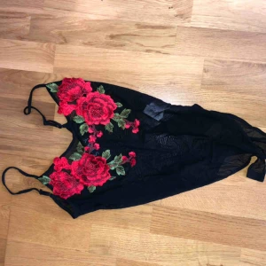  - superfin body från carlings med rosdetaljer på brösten. aldrig använd endast testad pga för liten. inköpt för 299kr.