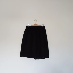 Fin kjol med dragkedja  - Fin svart kjol med dragkedja där bak. I gott skick. 