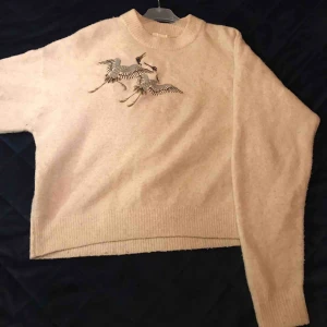  - Stickad tröja från H&M i storlek S. Sticks inte utan är jättemjuk. Så fint broderi på. 