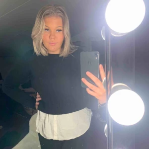 Stickad tröja med skjorta under till - En svart stickad tröja med en ”inbyggd” skjorta. Den hade enbart behövs strykas. Bra skick, använd 2-3 gånger. Passar xs-m. Köparen står för frakt