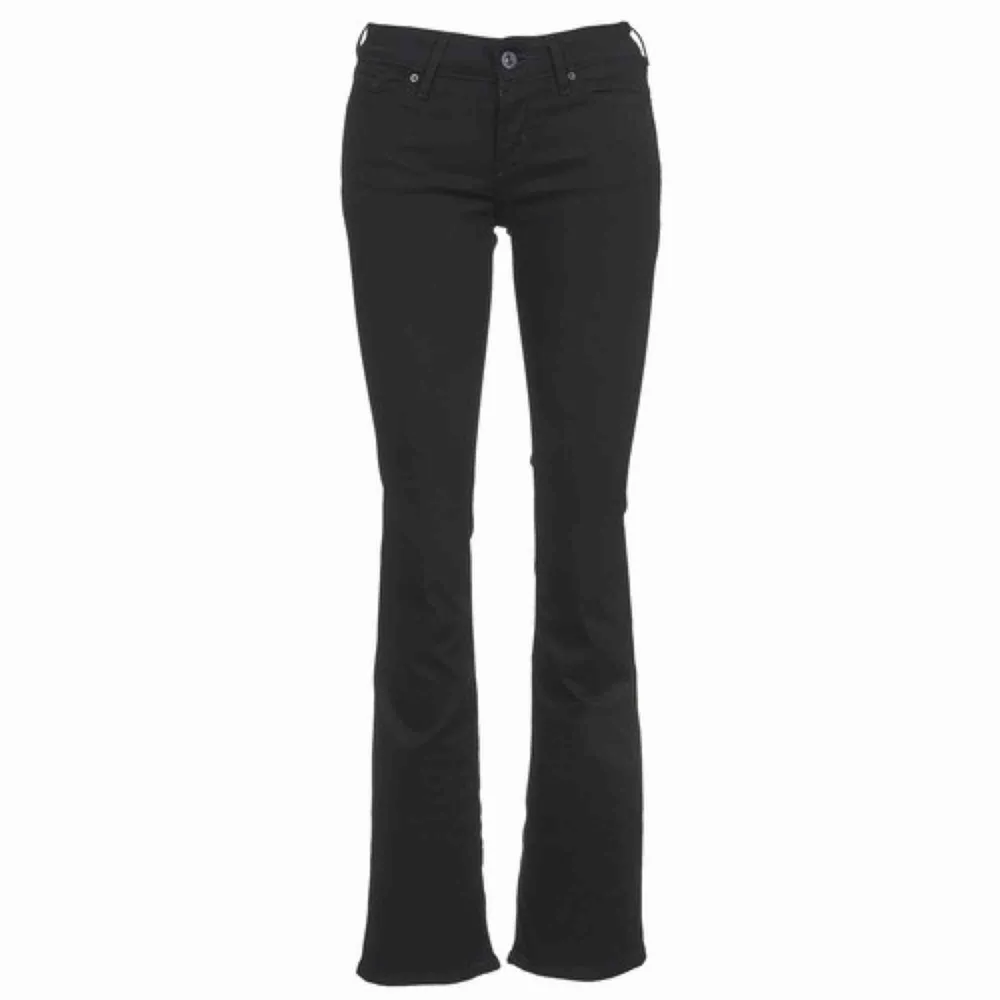 Säljer dessa bootcut jeans från levis då de är för små. De är i storlek 25 = en liten S eller en vanlig xs. Stretchiga och snygga. Färg = svart. Köparen står för frakten (65kr). Jeans & Byxor.
