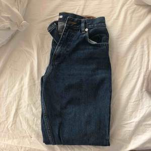 Snygga girlfriend jeans från Junkyard, endast använda två eller tre gånger! Frakt inkluderat i priset!