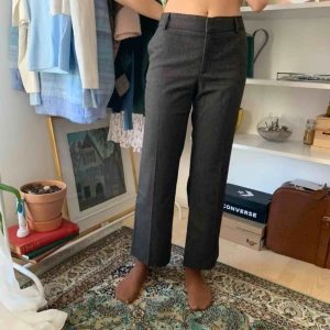  - Mörkgråa kickflare byxor från zara! 