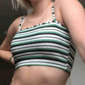  - Superfin top från Nelly! Typ använd 2 ggr. Säljer pga den har blivit för liten för mig, är en 36a. Kolla gärna mina andra annonser för paketpris! 🥰