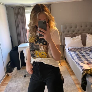 Mönstrad t-shirt  - Säljer min mönstrade t-shirt från ginatricot i storlek s men skulle lika gärna passa en XS💕 använt ett fåtal gånger så är i bra skick. Kunden står för frakten 