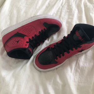 Nike jordans access  - INTRESSEKOLL! Tänkte kolla om de fanns något intresse av mina Nike Jordan access nästan som nya!