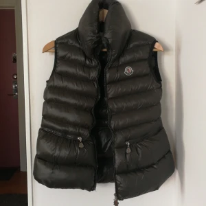 Vest in military green - Medium size vest in green colour. Length 55cm. Note This is not real