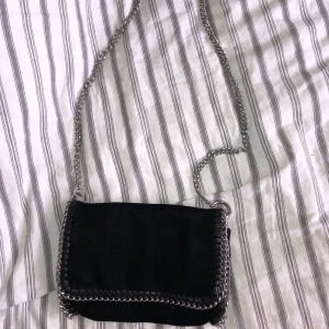 Axelremsväska  - Svart axelremsväska från Gina Tricot. Nästan helt oanvänd, så den är som ny. Materialet är velvet🤩 Kostade från början cirka 200kr.