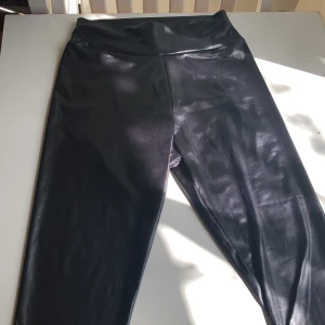 Hömidjade konstläder leggings, strl 34  - Helt nya konst läder leggings från boohoo i strl 34, säljer pga att dem var för stora för mig, 