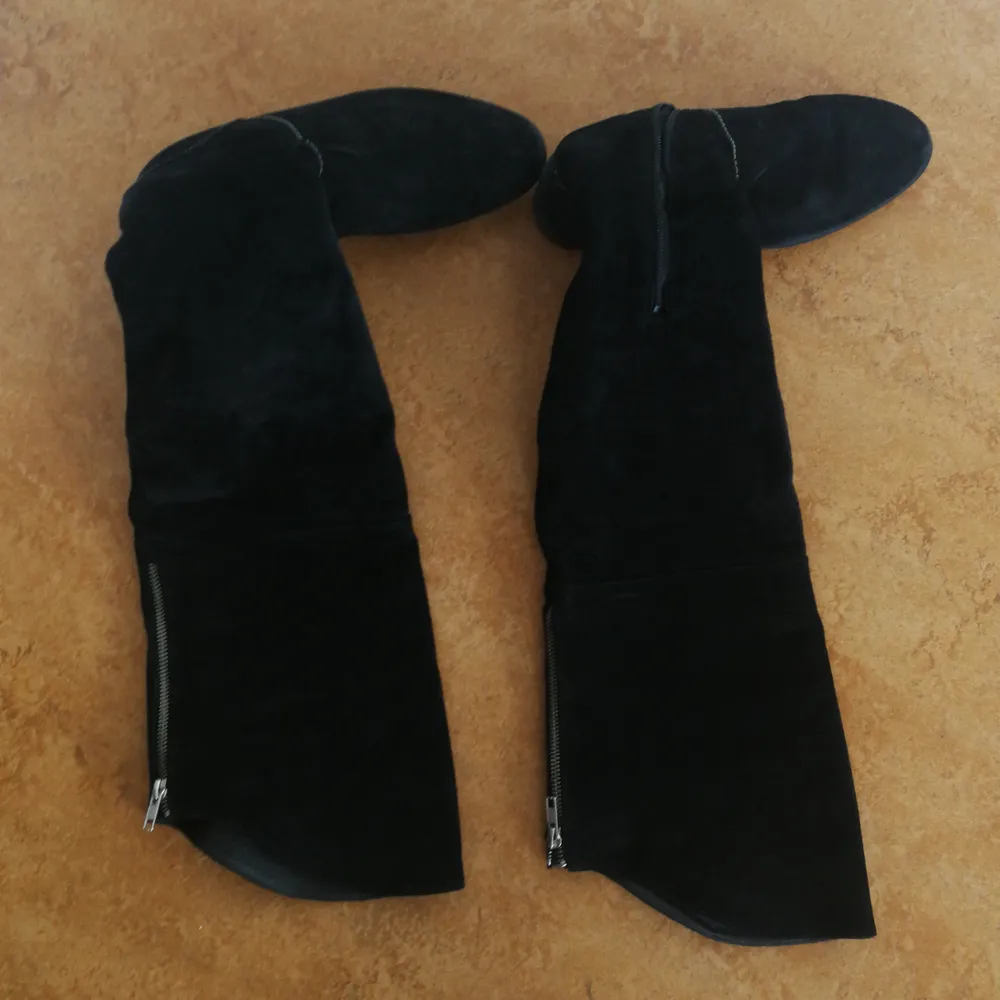 Really nice over the knee boots, suede with wool lining inside. Size 38. Skor.