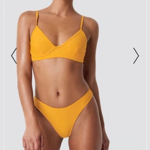 Bikini - Jättefin bikini från NAKD! Endast använd 2gånger😊 den hade inga ilägg så sydde i egna, men kan lätt   ta bort det om så önskas🥰 Köpt för cirka 300kr, säljer för halva priset! 
