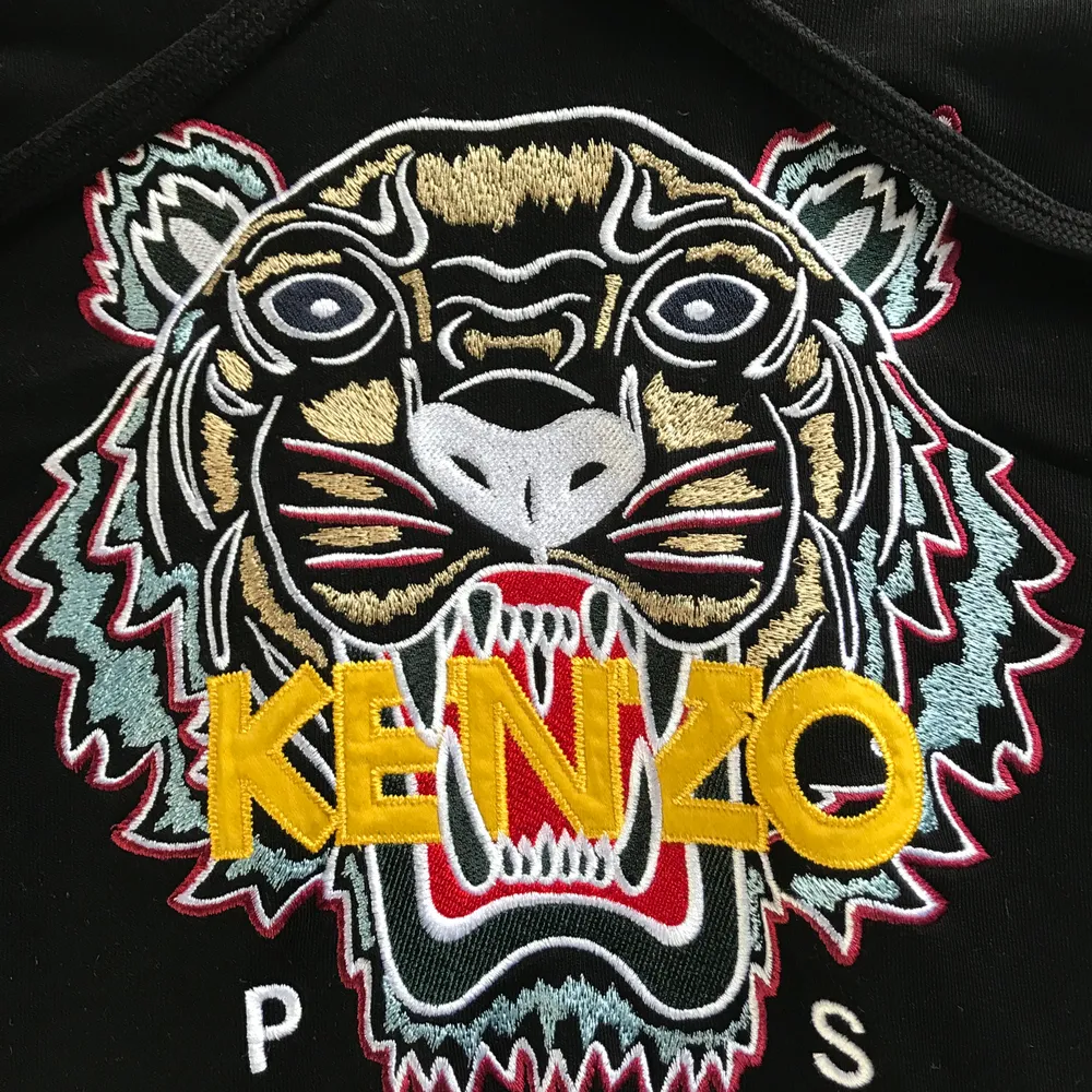 Säljer min kenzo hoodie som jag inte längre använder. Condition 8/10. Passform: M. Köpt för: 2899. Hoodies.