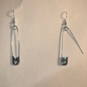 Säkerhetsnål örhängen - Trubbiga säkerhetsnål örhängen, frakt ingår inte men kan mötas. 