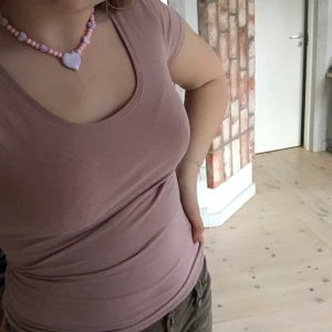 Smutsrosa urringad top💕 - Smutsrosa urringad top som formar sig snyggt på överkroppen😋 Står strlk XS men jag är S och pga det suuuuperstretchiga materialet passar den även mig perfekt💕 Supersöt till sommaren med en kjol eller ett par kostymbyxor! GRATIS FRAKT😜