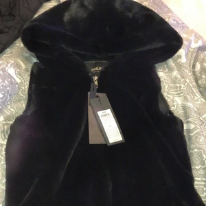 Ny päls väst - Ny köpt för typ nån månad sedan. Säljer pga tycker inte den är min stil riktigt köptes för 379kr säljer för 200kr. Skriv gärna privat om du vill ha fler bilder eller har några frågor. 