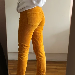 Manchesterbyxor - Gul/orangea manchesterbyxor från Monki! Inte använda så mycket så i bra skick. Höga i midjan men lite kortare i benen. Storlek 36 som kanske motsvarar S