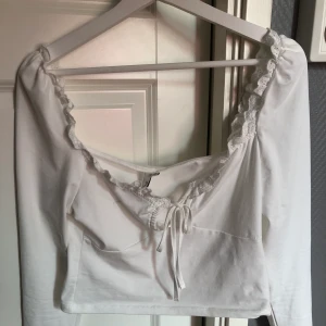 Crop top M, Nelly - En jätte fin & söt crop top från Nelly! Den är i helt nyskick då den aldrig är använd, se bild nr 2 så sitter prislappen kvar. Säljer den pga att den är förstor för mig & inte satt som jag ville. Köparen står för frakt 🥰