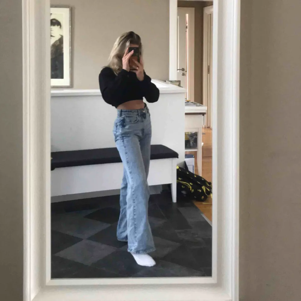 Supersnygga vida ljusblåa jeans fråga Gina i modellen Idun som även är slutsålda! Högmidjade, långa och vida i modellen och dem sitter perfekt!🥰🦋 Buda!! . Jeans & Byxor.