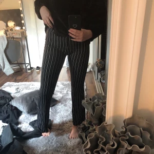 randiga super sköna byxor - super snygga randiga byxor i storlek S, jag hade dom som mysbyxor men det går även att ha dom som snygg byxor då som är i fint skick och super fina 