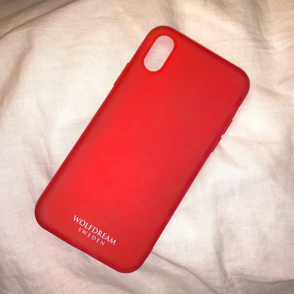 Rött skal i matt silikon från Wolfdream som passar Iphone X och Iphone XS. Måttligt använt 🥰❤️. Accessoarer.