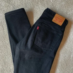 Levis 501 skinnt - Nästan nyskick!! Säljer på grund av att dem är för små, men såå snygga🌟 Frakt 60 kr.                                             Jag är 1.73 cm, kan skicka fler bilder om de önskas!           Budet ligger på 280 + frakt, avslutas fredag 15:00